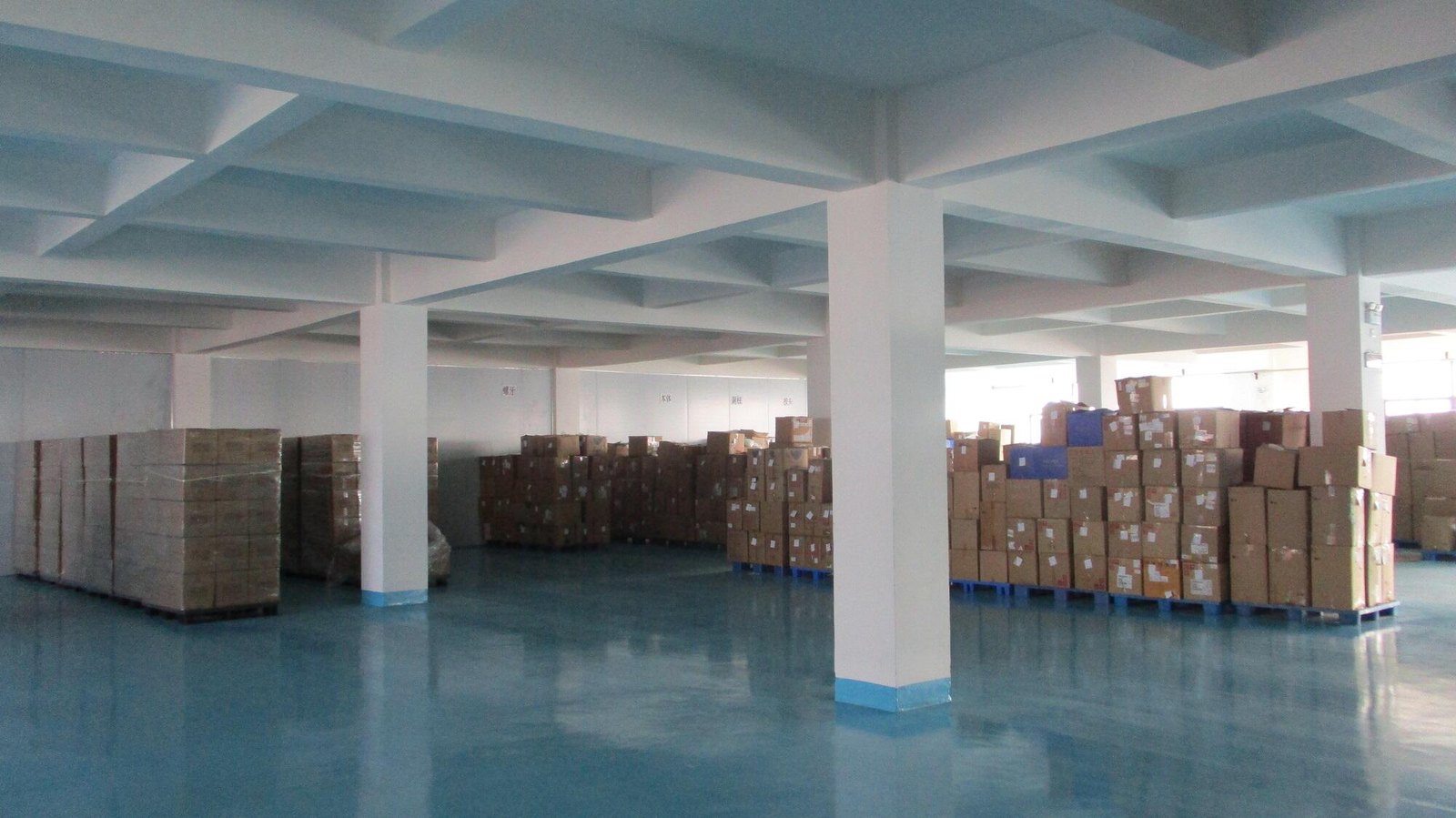 Finished-goods warehouse with palletised cartons