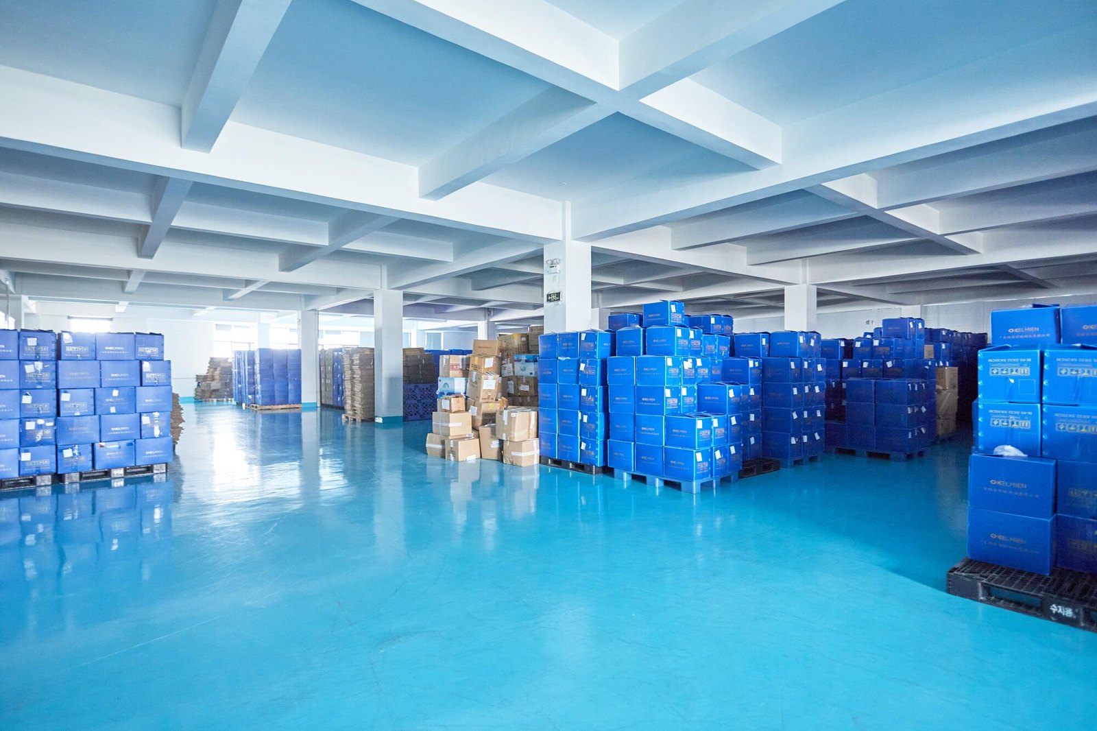 Warehouse aisle with blue returnable containers